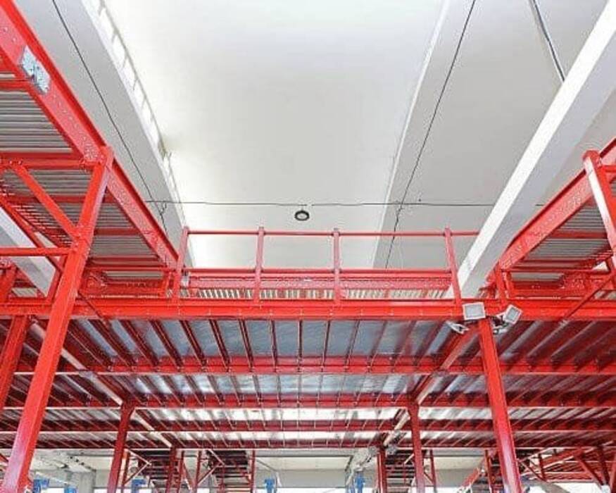 Mezzanine en el pasillo: características y opciones en el interior