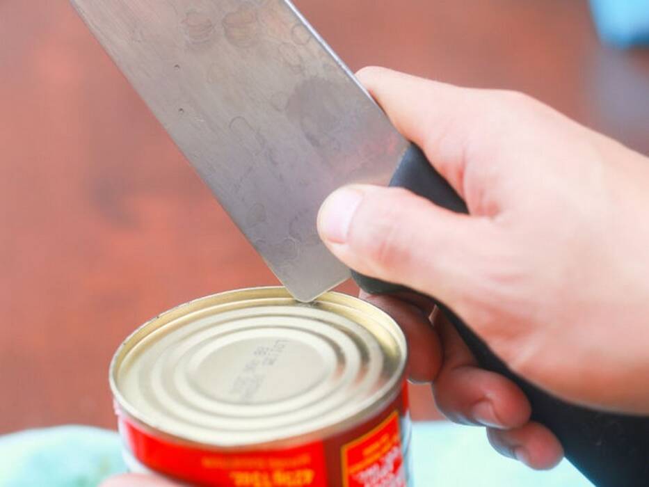 Cómo abrir una lata sin abrelatas?