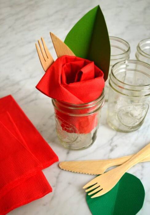 Cómo doblar maravillosamente las servilletas en un vaso?