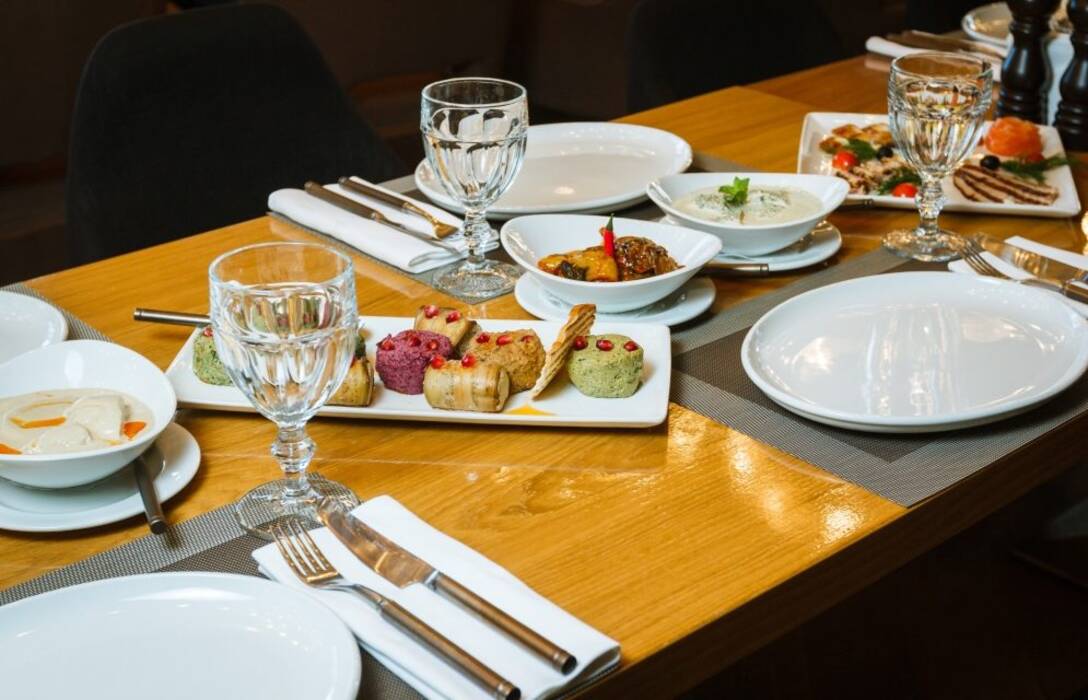 Cómo servir correctamente una mesa en un restaurante?