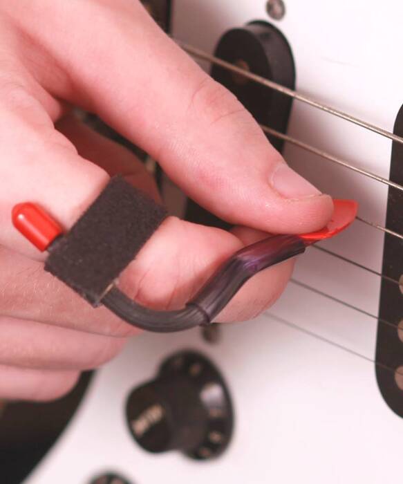 Cómo sujetar los dedos al tocar la guitarra?