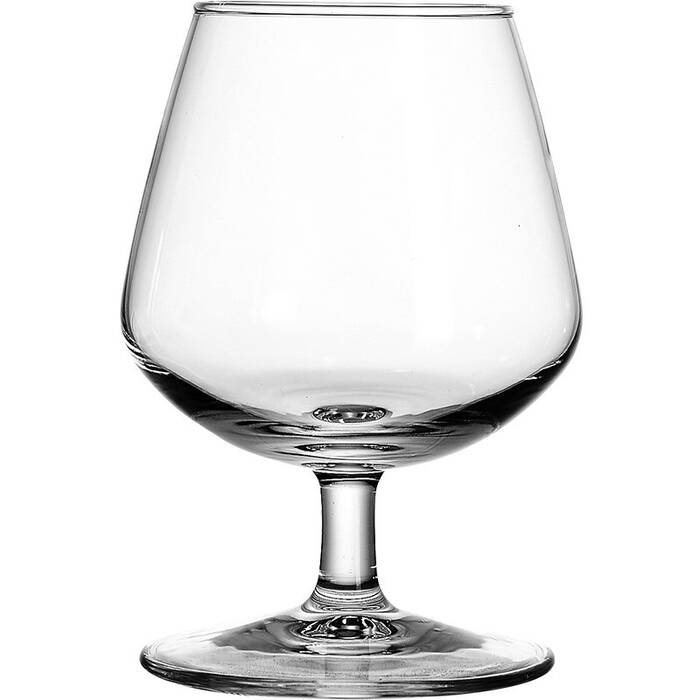 Copas de coñac y vasos de chupito
