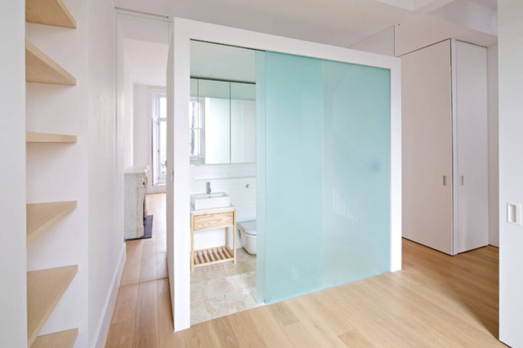 Diseño del cuarto de baño en una casa de paneles