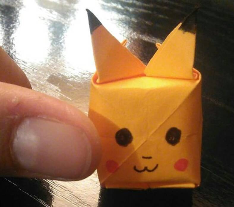 Cómo hacer origami en forma de Pikachu?