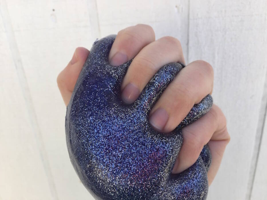 Cómo hacer slime con pegamento de cera?
