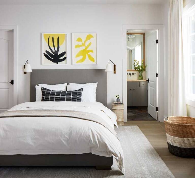 Ideas de bonito diseño de estanterías encima de la cama en el dormitorio