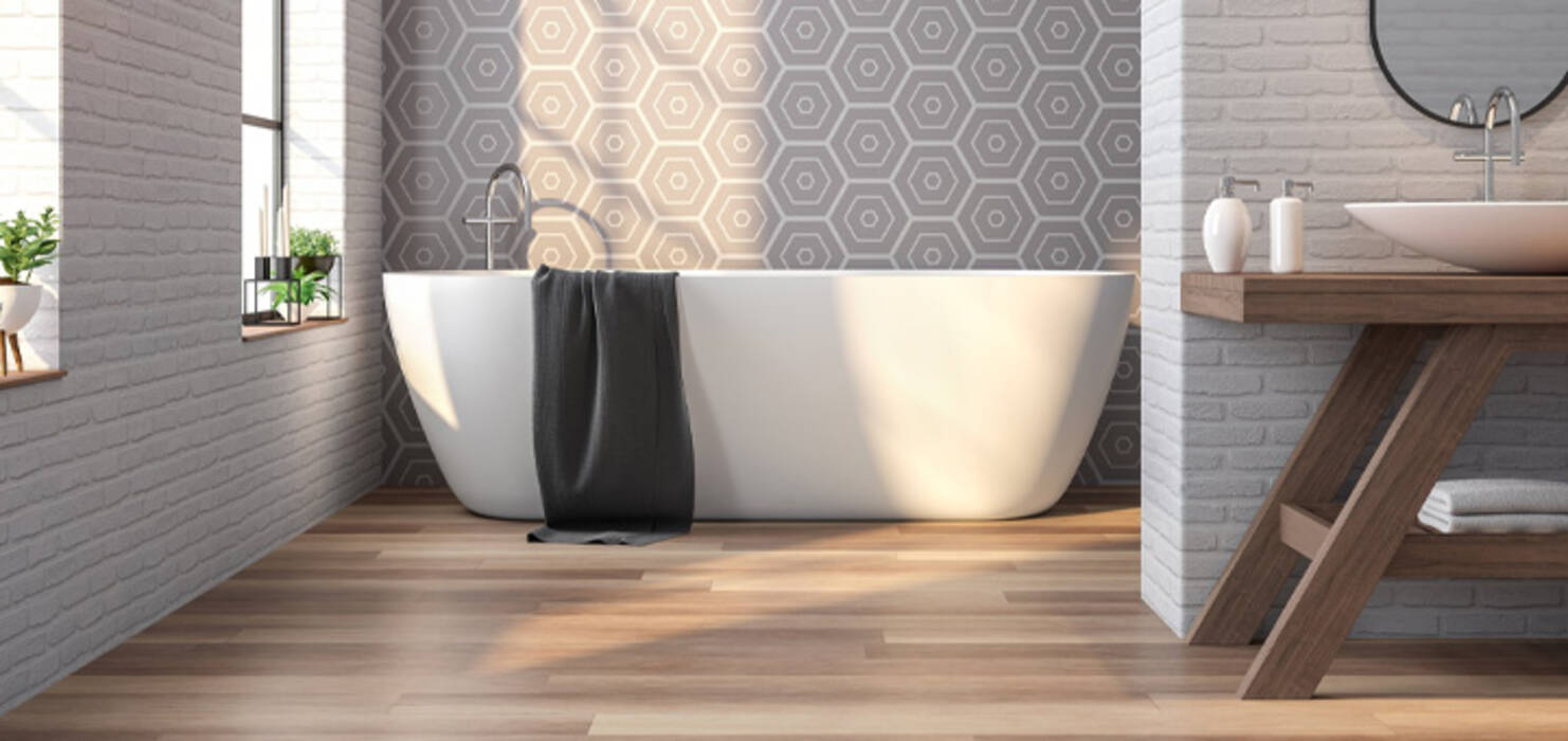 Acabado del baño con madera: reglas y opciones