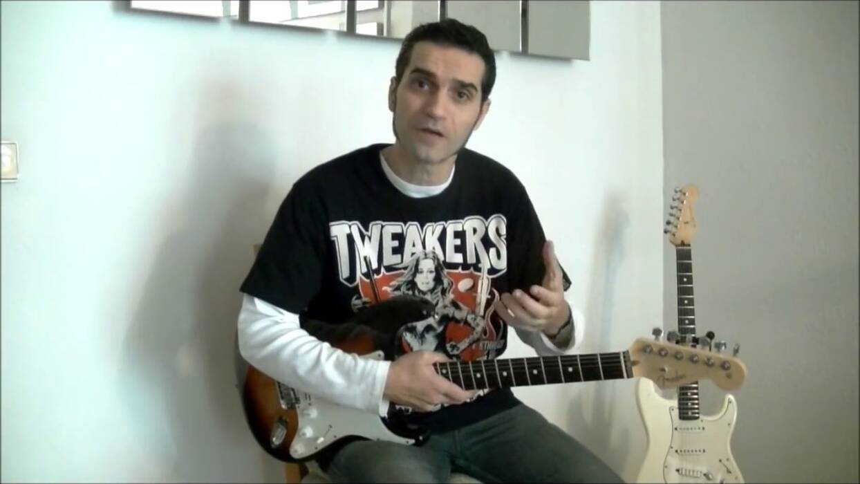 Cómo afinar la guitarra un tono y medio tono más bajo?