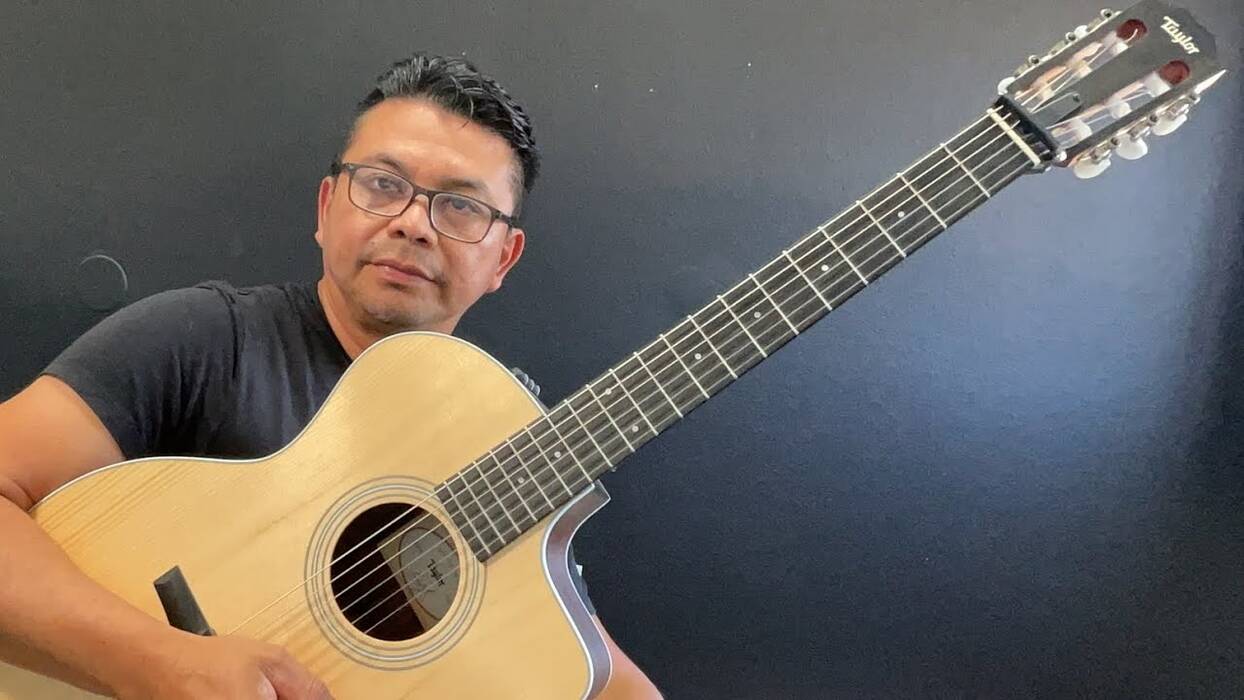 Cómo afinar una guitarra para un principiante?