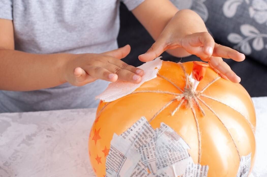 Cómo hacer una calabaza de papel maché?