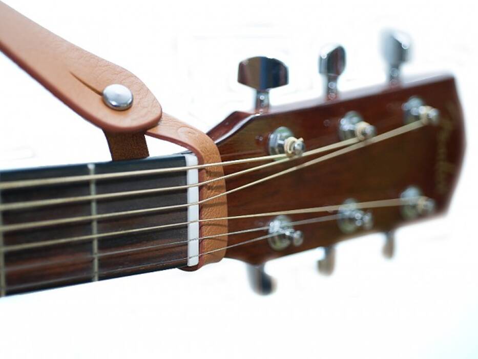 Cómo sujetar correctamente una guitarra?