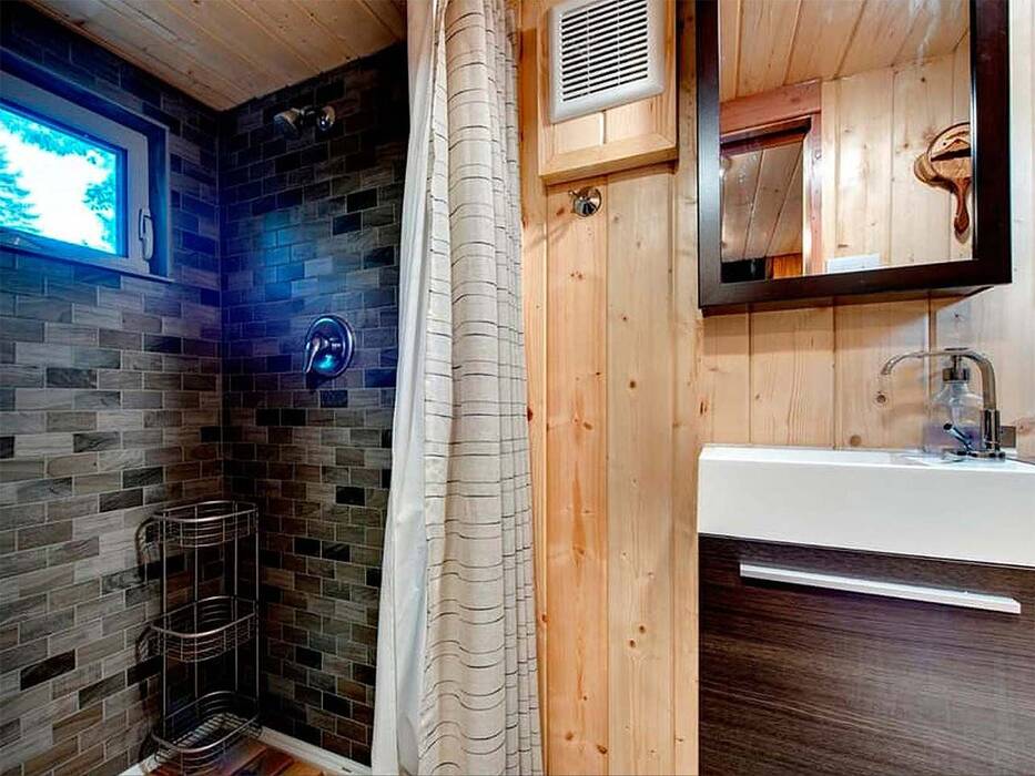 Disposición de un cuarto de baño en una casa de madera