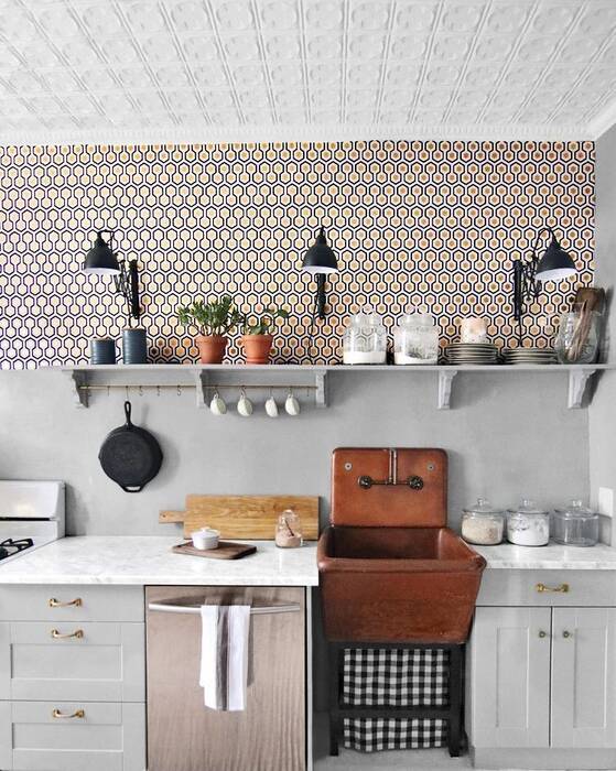 Papel pintado bajo un ladrillo en el interior de la cocina