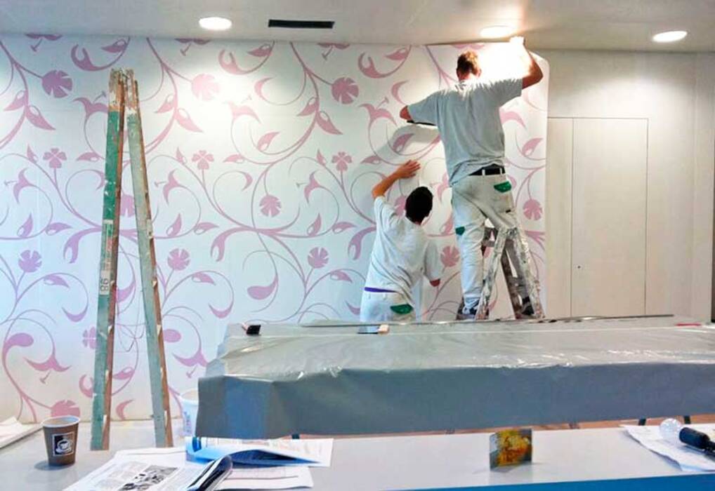 Papel pintado en un pequeño pasillo: variedades y consejos sobre la elección