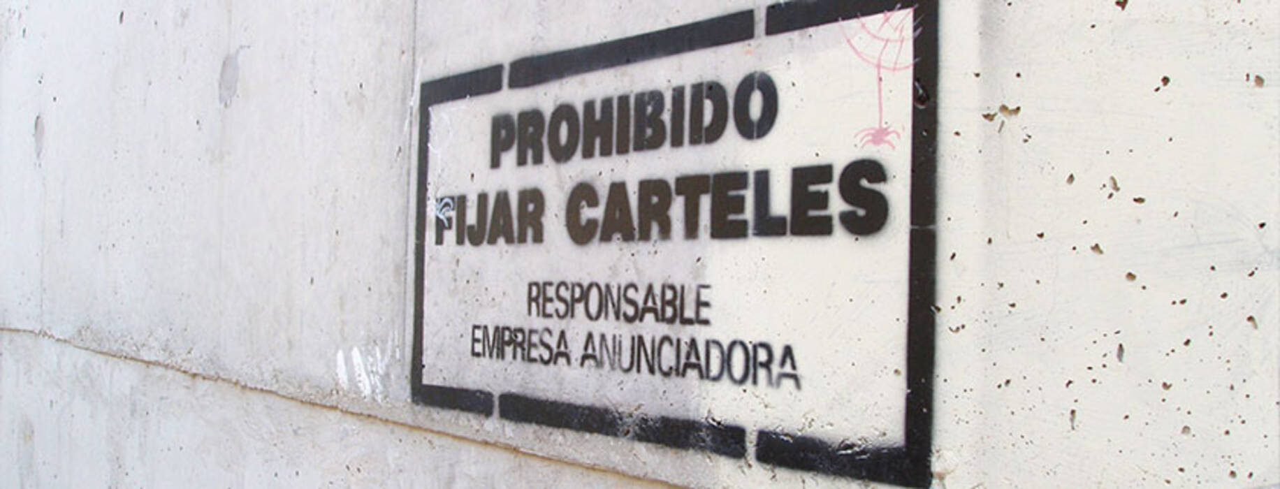 Cómo colgar carteles en la pared?