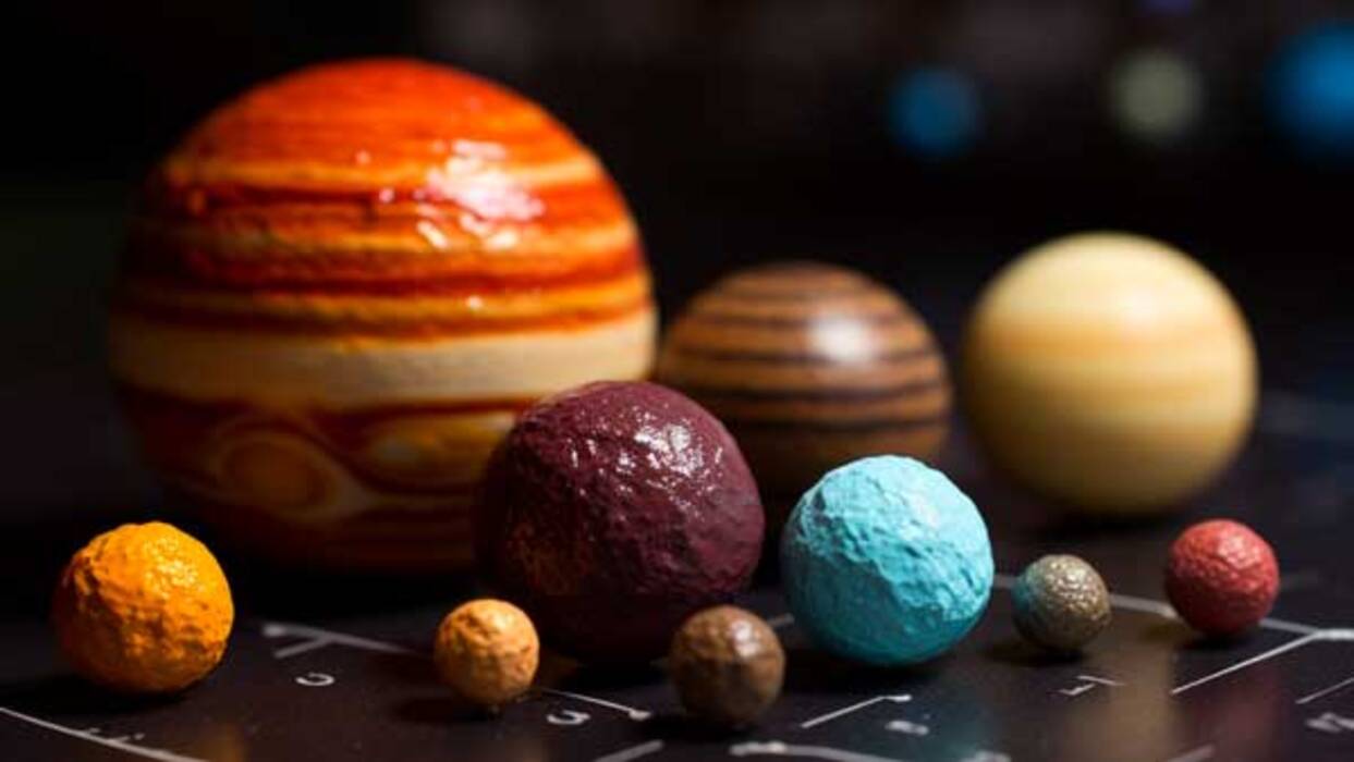 Cómo hacer una maqueta del sistema solar con plastilina