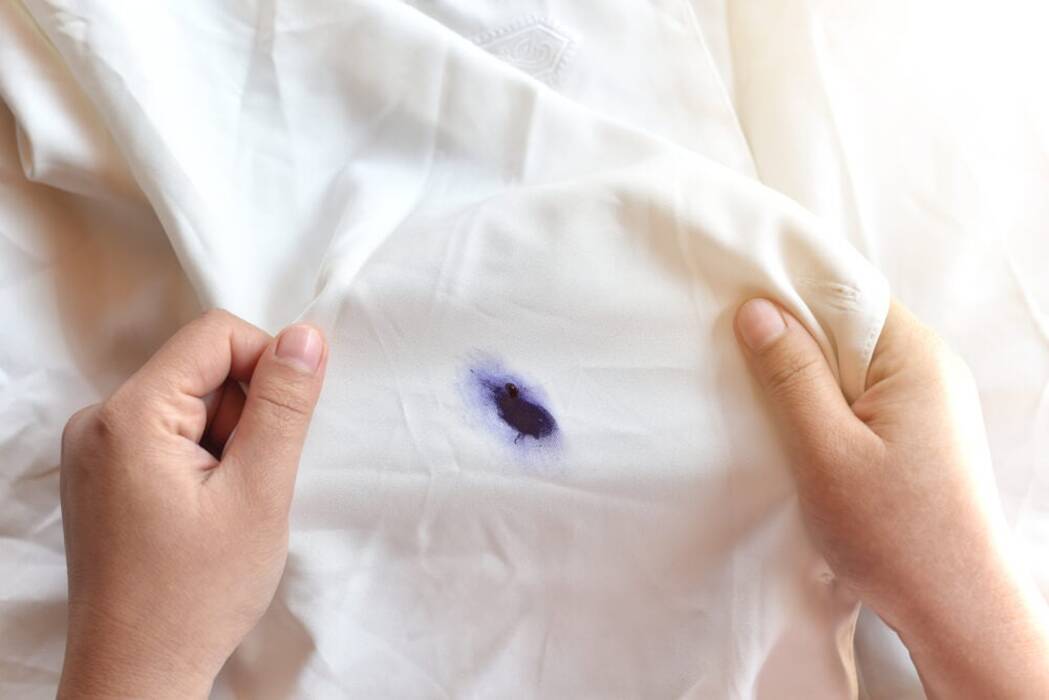 Cómo lavar la tinta de bolígrafo de la ropa blanca?