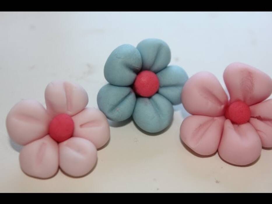 Modelar flores de plastilina