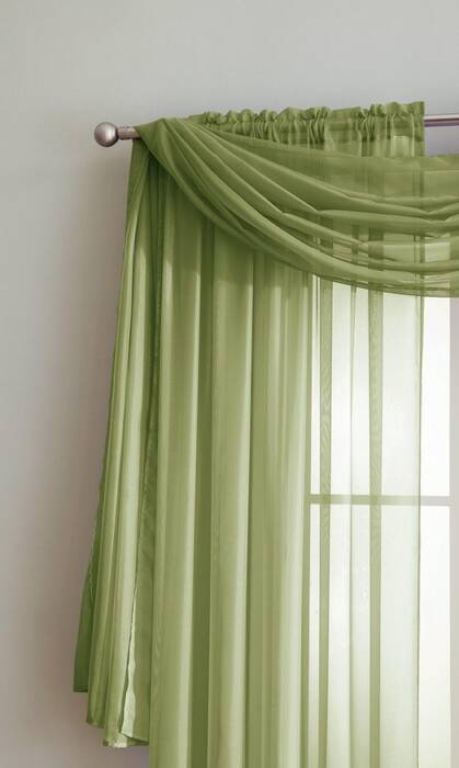 Características del uso de cortinas verdes en el interior del dormitorio