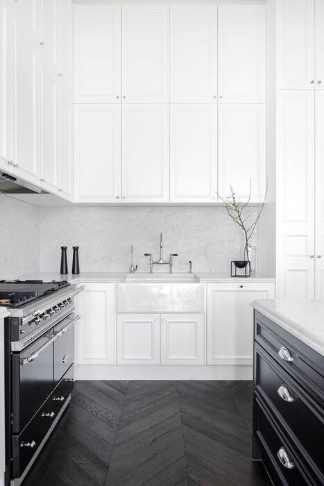 Cocinas con suelos oscuros: características y opciones de diseño