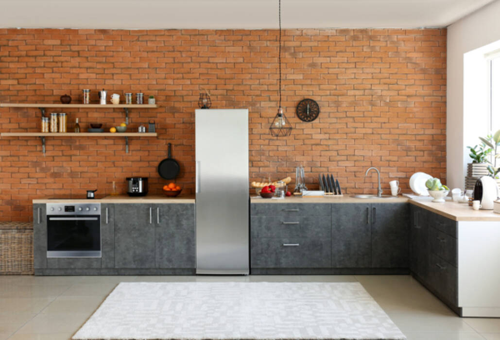 Foto papel pintado cerca de la mesa en el interior de la cocina: opciones de diseño y consejos sobre la elección