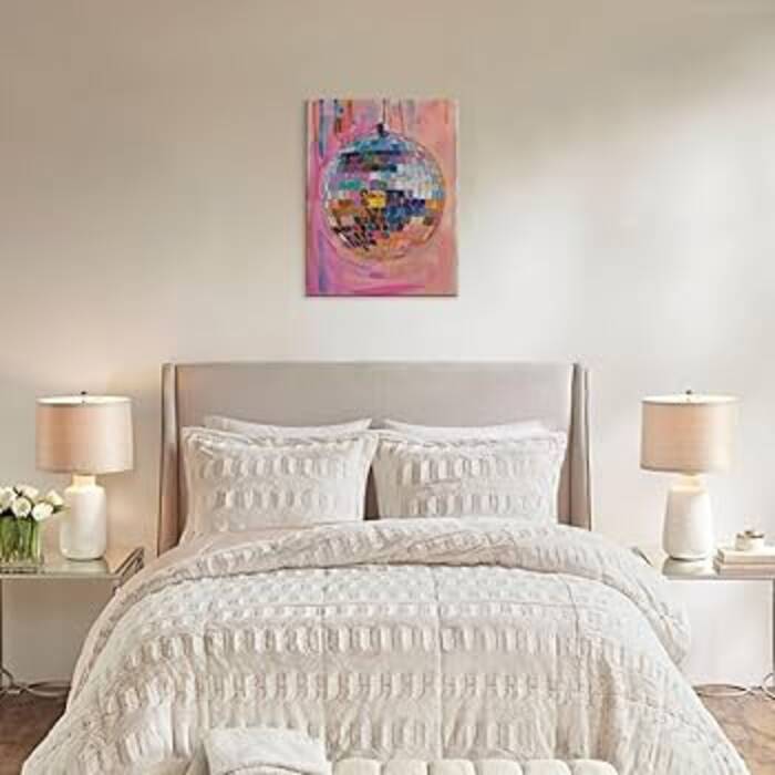 Las sutilezas de la decoración de un dormitorio en colores púrpura